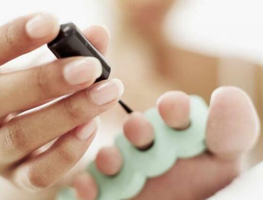 nagels behandelen met nagellak bij een schimmelinfectie